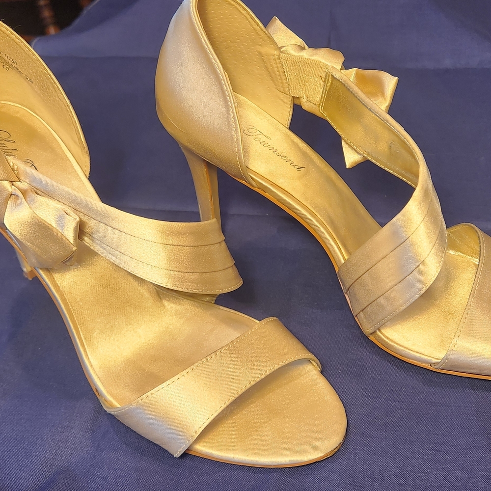 Lulu Townsend Elegant Gold Heels
